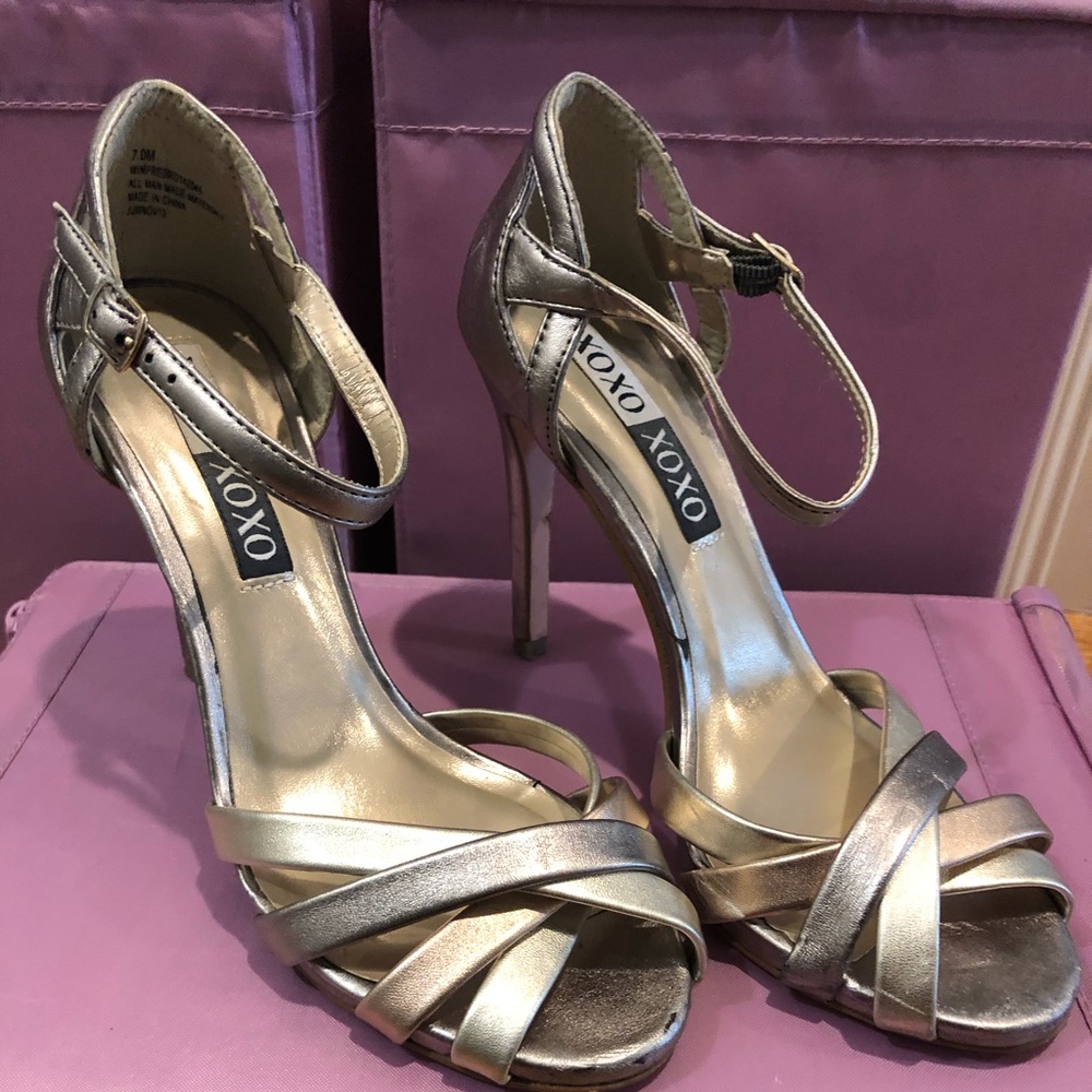 Beautiful and comfortable 3 tone metal heels
